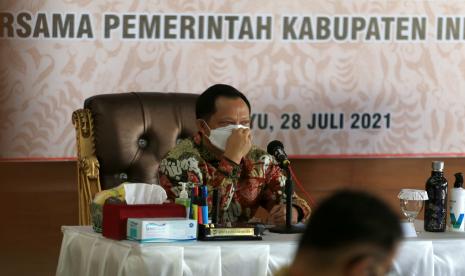 Mendagri Ingatkan Kepala Daerah dan Wakilnya tak Berkonflik. Foto:   Menteri Dalam Negeri (Mendagri) Tito Karnavian saat memimpin rapat koordinasi dalam kunjungan di Pendopo Kabupaten Indramayu, Jawa Barat, Rabu (28/7/2021). Dalam kunjungannya, Mendagri melakukan rapat koordinasi bersama forum komunikasi pimpinan daerah Kab Indramayu untuk mengupayakan penurunan angka COVID-19 di Indramayu.