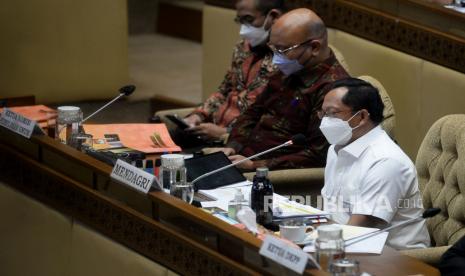 Menteri Dalam Negeri (Mendagri) Tito Karnavian saat mengikuti rapat dengar pendapat dengan Komisi II DPR di Kompleks Parlemen, Senayan, Jakarta,Kamis (16/9). Rapat antara komisi II dengan Mendagri, KPU, BAWASLU dan DKPP tersebut membahas persiapan dan kesiapan pelaksanaan pemilu serentak tahun 2024.Praoygi/Republika