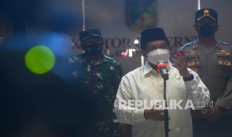 Menteri Dalam Negeri (Mendagri) Tito Karnavian (tengah)