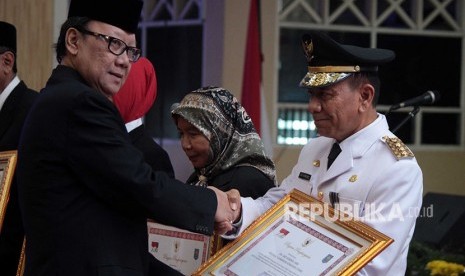 Home Affairs Minister Tjahjo Kumolo (left) congratulates newly inaugurated North Sumatra acting governor Eko Subowo, in Medan, North Sumatra, Friday (June 22). 