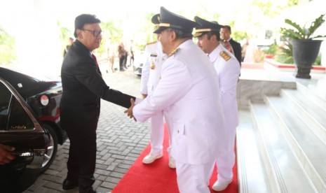 Menteri Dalam Negeri (Mendagri) Tjahjo Kumolo mendampingi Wakil Presiden M Jusuf Kalla melantik muda Praja IPDN (Institut Pemerintahan dalam Negeri) Angkatan XXIX tahun 2018 di Lapangan Parade Abdi Praja Kampus IPDN Jatinangor, Jumat (2/11)