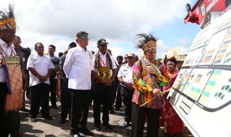 Menteri Dalam Negeri (Mendagri)  Tjahjo Kumolo menghadiri acara perdamaian adat masyarakat Maybrat 