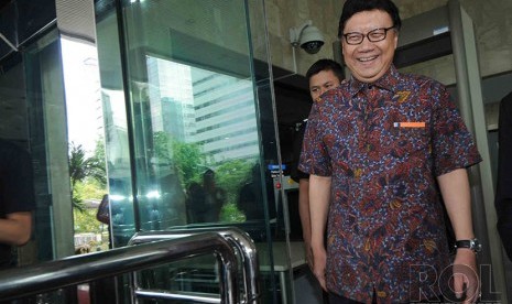 Menteri Dalam Negeri (Mendagri) Tjahjo Kumolo menjawab pertanyaan wartawan usai bertemu dengan pimpinan Komisi Pemberantasan Korupsi (KPK) di Gedung KPK, Jakarta, Jumat (19/12).