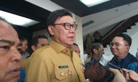 Menteri Dalam Negeri (Mendagri) Tjahjo Kumolo saat diwawancarai wartawan di Gedung Kemendagri, Jakarta Pusat, Selasa (24/9).