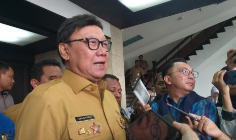 Menteri Dalam Negeri (Mendagri) Tjahjo Kumolo saat diwawancarai wartawan di Gedung Kemendagri, Jakarta Pusat, Selasa (24/9).