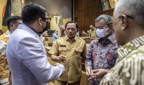 Menteri Dalam Negeri Muhammad Tito Karnavian (kedua kiri) berbincang dengan Ketua Komisi II DPR Ahmad Doli Kurnia (kiri), Wamenkeu Suahasil Nazara (ketiga kiri) usai Rapat Kerja Tingkat I dengan Komisi II DPR terkait laporan Panja 5 RUU tentang Provinsi di Kompleks Parlemen, Senayan, Jakarta, Selasa (21/6/2022). Dalam pendapatnya pemerintah setuju terhadap usul DPR untuk melanjutkan pembahasan 5 RUU Provinsi (Provinsi Sumbar, Riau, Jambi, NTB, dan NTT) ke tahap Rapat Paripurna. 