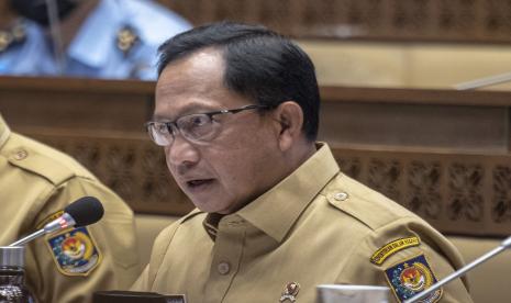 Menteri Dalam Negeri Muhammad Tito Karnavian menyampaikan pendapatnya selaku pemerintah saat Rapat Kerja Tingkat I dengan Komisi II DPR terkait laporan Panja 5 RUU tentang Provinsi di Kompleks Parlemen, Senayan, Jakarta, Selasa (21/6/2022). Dalam pendapatnya pemerintah setuju terhadap usul DPR untuk melanjutkan pembahasan 5 RUU Provinsi (Provinsi Sumbar, Riau, Jambi, NTB, dan NTT) ke tahap Rapat Paripurna. 