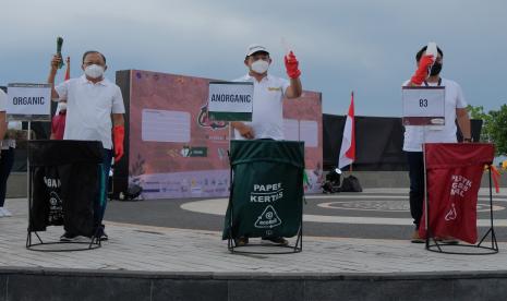 Menteri Dalam Negeri Muhammad Tito Karnavian (tengah) bersama Gubernur Bali Wayan Koster (kiri) melakukan edukasi memilah sampah saat peluncuran aksi #GILAsSAMPAH (Gerakan Inovasi Langsung Aksi Tuntaskan Sampah) di Pantai Jerman, Badung, Bali, Ahad (17/4/2022). Kegiatan yang digelar oleh Kementerian Dalam Negeri Republik Indonesia tersebut merupakan bagian dari rangkaian acara Indonesia International Waste Expo (IIWAS) dengan tema ?Sampah Dipilah Itu Duit? untuk mengajak pemerintah daerah dan masyarakat peduli terhadap kebersihan lingkungan dalam upaya penanganan dan pengelolaan sampah serta mendukung kesuksesan penyelenggaraan Konferensi Tingkat Tinggi (KTT) G20 di Bali.