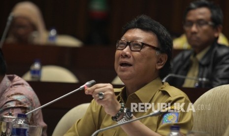 Menteri Dalam Negeri Tjahjo Kumolo (kiri)