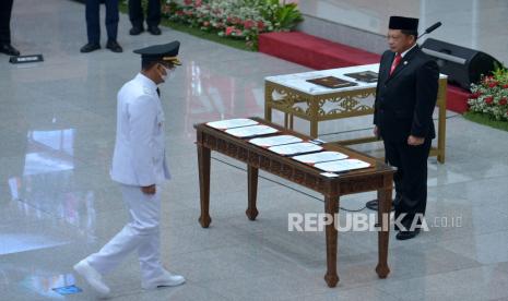 Menteri Dalam Negeri Tito Karnavian bersama Penjabat (Pj) Gubernur DKI Jakarta Heru Budi Hartono bersiap melakukan penandatanganan berita acara pelantikan di Kementerian Dalam Negeri, Jakarta, Senin (17/10/2022). Heru Budi Hartono sah dilantik sebagai Penjabat (Pj) Gubernur DKI Jakarta menggantikan Anies Baswedan dan Ahmad Riza Patria yang purnatugas. 