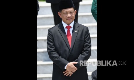 Menteri Dalam Negeri Tito Karnavian bersiap mengikuti foto bersama seusai pelantikan menteri Kabinet Indonesia Maju di Beranda Halaman Istana Merdeka, Jakarta, Rabu (23/10/2019). 