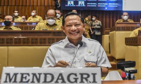 Menteri Dalam Negeri Tito Karnavian bersiap mengikuti rapat kerja dengan Komisi II DPR, di Kompleks Parlemen, Senayan, Jakarta, Selasa (5/4/2022). Raker itu membahas salah satunya dukungan Apdesi terhadap perpanjangan masa jabatan presiden.