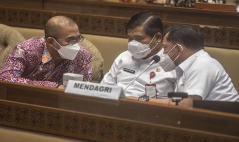 Menteri Dalam Negeri Tito Karnavian (kanan) bersama Sekjen Kemendagri Suhajar Diantoro (tengah) berbincang dengan Ketua KPU Hasyim Asy