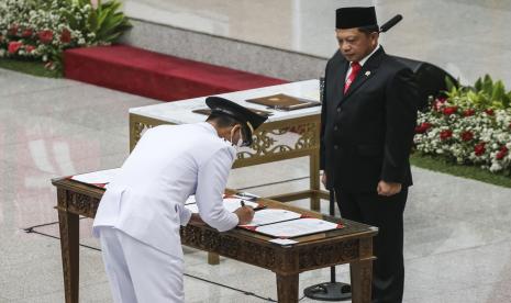 Menteri Dalam Negeri Tito Karnavian (kanan) menyaksikan penandatanganan berita acara pelantikan Penjabat (Pj) Gubernur DKI Jakarta Heru Budi Hartono (kiri) di Kementerian Dalam Negeri, Jakarta, Senin (17/10/2022). Heru Budi Hartono sah dilantik sebagai Penjabat (Pj) Gubernur DKI Jakarta menggantikan Anies Baswedan. 