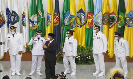 Menteri Dalam Negeri Tito Karnavian (ketiga kiri) berbincang bersama (kiri ke kanan) Pj. Gubernur Papua Barat Paulus Waterpauw, Pj. Gubernur Gorontalo Hamka Hendra Noer, Pj. Gubernur Sulawesi Barat Akmal Malik, Pj. Gubernur Bangka Belitung Ridwan Jamaludin dan Pj. Gubernur Banten Al Muktabar usai pelantikan lima penjabat gubernur di Kemendagri, Jakarta, Kamis (12/5/2022).