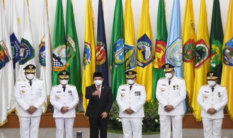 Menteri Dalam Negeri Tito Karnavian (ketiga kiri) berfoto bersama (kiri ke kanan) Pj. Gubernur Papua Barat Paulus Waterpauw, Pj. Gubernur Gorontalo Hamka Hendra Noer, Pj. Gubernur Sulawesi Barat Akmal Malik, Pj. Gubernur Bangka Belitung Ridwan Jamaludin dan Pj. Gubernur Banten Al Muktabar usai pelantikan lima penjabat gubernur di Kemendagri, Jakarta, Kamis (12/5/2022).