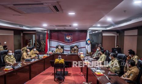 Menteri Dalam Negeri Tito Karnavian (kiri) bersama Menteri Kesehatan Budi Gunadi Sadikin (kanan) memimpin Rapat Koordinasi dengan kepala daerah terkait kesiapan penanggulangan pandemi COVID-19 masa Natal dan Tahun Baru 20222, serta penanganan varian Omicron di Kantor Pusat Kemendagri, Jakarta, Senin (27/12/2021). Dalam rakor tersebut Mendagri bersama Menkes melarang adanya kegiatan yang akan menimbulkan kerumunan seperti pawai hingga pesta kembang api guna mencegah penyebaran COVID-19, khususnya varian Omicron, serta mal dan restoran tetap buka dengan jumlah pengunjung 75 persen serta penerapan PeduliLindungi.