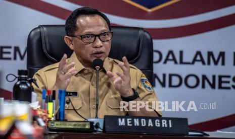 Menteri Dalam Negeri Tito Karnavian memimpin Rapat Koordinasi dengan kepala daerah terkait kesiapan penanggulangan pandemi COVID-19 masa Natal dan Tahun Baru 2022. kepala daerah menjadi kunci mewujudkan pemerintahan daerah yang inovatif. 