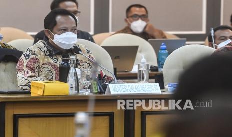 DPR RI resmi mengesahkan Rancangan Undang-Undang (RUU) Perubahan Kedua atas Undang-Undang Nomor 21 Tahun 2001 tentang Otonomi Khusus (Otsus) bagi Provinsi Papua menjadi undang-undang. Menteri Dalam Negeri, Tito Karnavian, menegaskan RUU Otsus Papua disusun dengan semangat untuk meningkatkan kesejahteraan masyarakat Papua. (Foto: Menteri Dalam Negeri Tito Karnavian)