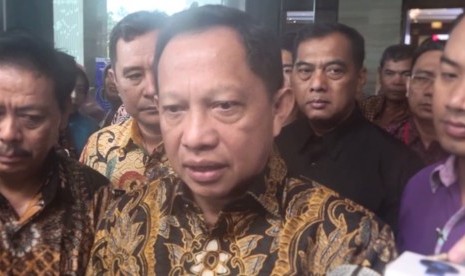 Menteri Dalam Negeri, Tito Karnavian (Tengah)