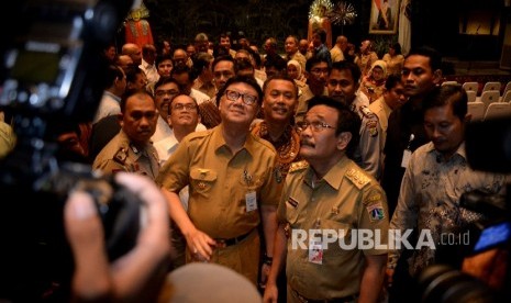 Menteri Dalam Negeri Tjahjo Kumolo dan Pelaksana Tugas (Plt) Gubernur DKI Jakarta Djarot Syaiful Hidayat berjalan usai mengikuti acara pemberian Surat Keputusan Pelaksana Tugas (Plt) Gubernur DKI Jakarta di Balai Agung, Balaikota, Jakarta, Selasa (9/5).