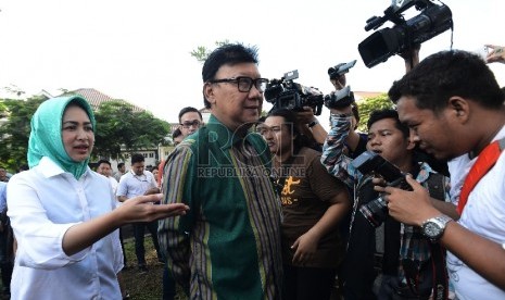  Menteri Dalam Negeri Tjahjo Kumolo (kanan) berbincang bersama Calon wali kota Tangerang Selatan Airin Rachmi Diany (kiri) saat meninjau TPS 17, Tangerang Selatan, Rabu (9/12). (Republika/Raisan Al Farisi)