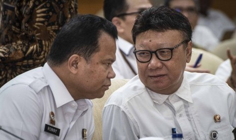 Menteri Dalam Negeri Tjahjo Kumolo (kanan) berbincang dengan Dirjen Imigrasi Ronny Sompie (kiri) sebelum mengikuti rapat kerja dengan Wakil Ketua DPR Fahri Hamzah, di Kompleks Parlemen, Senayan, Jakarta, Rabu (16/1/2019).