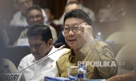 Menteri Dalam Negeri, Tjahjo Kumolo (kanan) bersama Menteri Pendayagunaan Aparatur Negara dan Reformasi Birokrasi (Menpan-RB) Asman Abnur (kiri) saat mengikuti rapat kerja bersama Komisi II di Kompleks Parlemen, Senayan, Jakarta, Selasa (6/12). 