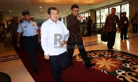 Menteri Dalam Negeri Tjahjo Kumolo (kanan) bersama Wakil Presiden Jusuf Kalla (kiri) memasuki ruangan Hotel Grand Sahid Jaya untuk mengikuti Rapat Kerja Nasional Keuangan Daerah 2015 di Jakarta, Kamis (2/7).