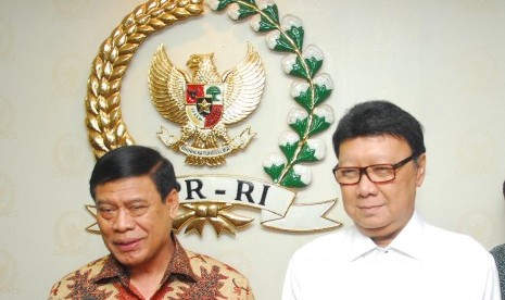 Menteri Dalam Negeri Tjahjo Kumolo (kanan) dan Menko Polhukam Tedjo Edhy Purdijatno (kiri) memberikan keterangan usai pertemuan tertutup dengan pimpinan DPR di Komplek Parlemen, Jakarta, Rabu (1/4).