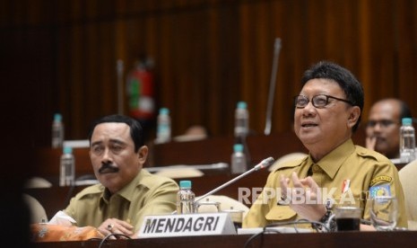 Menteri Dalam Negeri Tjahjo Kumolo (kanan) didampingi Plt Sekjen Kemendagri Hadi Prabowo mengikuti rapat kerja dengan Komisi II DPR di Gedung Nusantara, Kompleks Parlemen, Senayan, Jakarta, Senin (28/8).