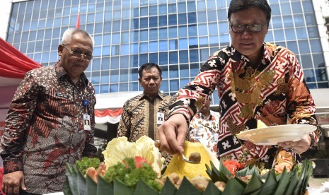 Menteri Dalam Negeri Tjahjo Kumolo (kanan) memotong tumpeng didampingi Sekretaris BNPP Triyono Budi Sasongko (kiri) dan Deputi Bidang Pengelolaan Infrastruktur Kawasan Perbatasan Eko Subowo (tengah) saat peresmian kantor Badan Nasional Pengelola Perbatasan