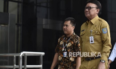 Menteri Dalam Negeri Tjahjo Kumolo (kanan) tiba di Gedung Merah Putih Komisi Pemberantasan Korupsi (KPK), Jakarta, Senin (26/2).