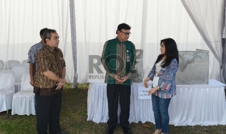 Menteri Dalam Negeri Tjahjo Kumolo (kedua kanan) berbincang bersama petugas saat meninjau suara di TPS 17, Tangerang Selatan, Rabu (9/12). (Republika/Raisan Al Farisi)