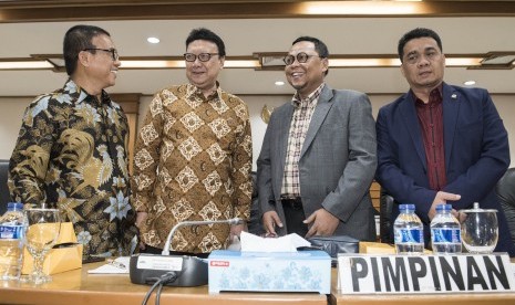 Menteri Dalam Negeri Tjahjo Kumolo (kedua kiri) berbincang dengan Pimpinan Pansus RUU Pemilu Yandri Susanto (kiri), Lukman Edy (kedua kanan) dan Ahmad Riza Patria (kanan) sebelum rapat kerja di Kompleks Parlemen, Senayan, Jakarta, Kamis (13/7). 