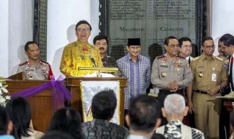 Menteri Dalam Negeri Tjahjo Kumolo (kedua kiri) memberikan sambutan didampingi Kapolri Jenderal Pol Tito Karnavian (kiri), Panglima TNI Marsekal Hadi Tjahjanto (ketiga kiri), Gubernur DKI Jakarta Anies Baswedan (kedua kanan) dan Wagub Sandiaga Uno (kempat kiri) serta Wakapolri Komjen Syafruddin (ketiga kanan), saat meninjau kegiatan misa malam Natal di Gereja Immanuel, Jakarta, Ahad (24/12). Perayaan Natal yang diikuti umat Kristiani tersebut mengangkat tema 