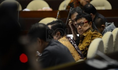 Menteri Dalam Negeri Tjahjo Kumolo (keempat kanan) mendengarkan penjelasan dari anggota Komisi II saat Rapat Kerja dengan Komisi II DPR RI di Komplek Parlemen Senayan, Jakarta, Selasa (23/6).