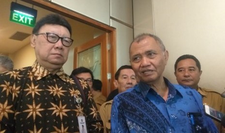 Menteri Dalam Negeri Tjahjo Kumolo (kiri) bersama Ketua Komisi Pemberantasan Korupsi Agus Rahardjo usai sosialisasi Permendagri Nomor 70 Tahun 2019 tentang sistem informasi pemerintah daerah di Jakarta, Selasa (15/10).