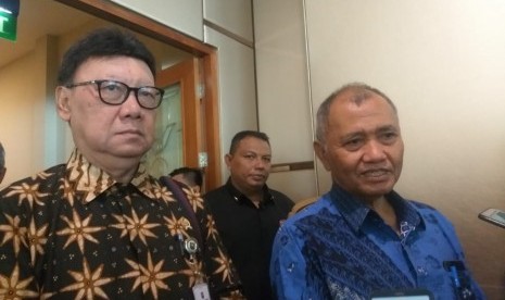 Menteri Dalam Negeri Tjahjo Kumolo (kiri) bersama Ketua Komisi Pemberantasan Korupsi Agus Rahardjo usai sosialisasi Permendagri Nomor 70 Tahun 2019 tentang sistem informasi pemerintah daerah di Jakarta, Selasa (15/10).