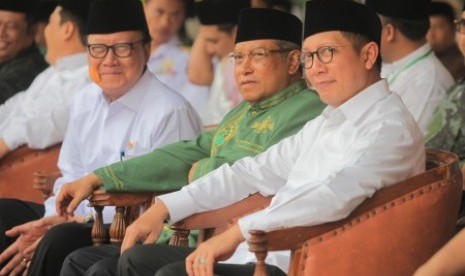 Menteri Dalam Negeri Tjahjo Kumolo (kiri) bersama Ketua Umum Pengurus Besar Nahdatul Ulama (PBNU) Said Aqil Siroj (tengah) dan Menteri Agama Lukman Hakim Saifuddin (kanan), mengikuti Apel Hari Santri Nasional 2017 di Tugu Proklamasi, Jakarta, Ahad (22/10).