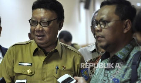 Menteri Dalam Negeri Tjahjo Kumolo (kiri) didampingi Ketua Panitia Khusus (Pansus) RUU Pemilu Lukman Edy (kanan) memberikan keterangan kepada awak media seusai rapat kerja dengan Pansus RUU Pemilu di Gedung DPR, Senayan, Jakarta, Senin (10/7) malam.