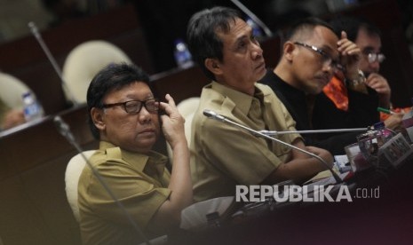 Menteri Dalam Negeri Tjahjo Kumolo (kiri) mengikuti rapat kerja dengan Komisi II DPR RI di Kompleks Parlemen, Senayan, Jakarta, Senin (29/2). (Republika/Rakhmawaty La'lang)