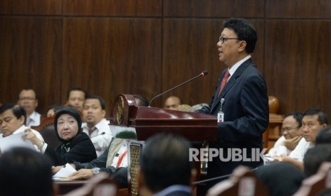 Menteri Dalam Negeri Tjahjo Kumolo membacakan keterangan saat sidang Judicial Review atas Perppu Ormas di Gedung MK, Jakarta, Rabu (30/8).