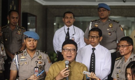 Menteri Dalam Negeri Tjahjo Kumolo memberikan keterangan pers usai memberikan pengarahan dalam acara Rakernis Fungsi Intelkam TA 2016 di Mabes Polri, Jakarta, Senin (21/11). 