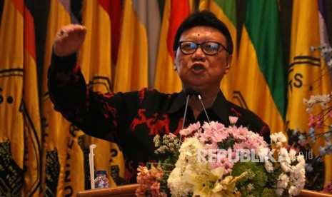 Menteri Dalam Negeri Tjahjo Kumolo memberikan pemaparan saat kuliah umum di Universitas Wijaya Kusuma Surabaya, Jawa Timur, Selasa (2/4/2019).