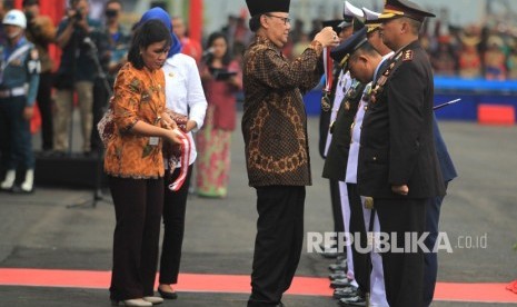 Menteri Dalam Negeri Tjahjo Kumolo memberikan penghargaan Satyalancana kepada anggota TNI saat peringatan Hari Nusantara Nasional di Pelabuhan, Cirebon, Jawa Barat, Rabu (13/12). 