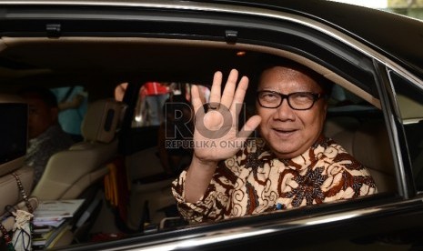  Menteri Dalam Negeri Tjahjo Kumolo menaiki kendaraannya usai mengadakan pertemuan dengan Pimpinan KPK di Jakarta, Jumat (21/8).