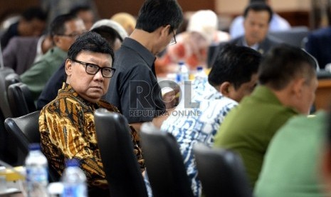  Menteri Dalam Negeri Tjahjo Kumolo mengikuti rapat kerja dengan Komite I DPD RI di Kompleks Parlemen, Senayan, Jakarta, Senin (21/9).  (Republika/Wihdan)