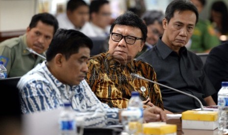  Menteri Dalam Negeri Tjahjo Kumolo mengikuti rapat kerja dengan Komite I DPD RI di Kompleks Parlemen, Senayan, Jakarta, Senin (21/9).  (Republika/Wihdan)