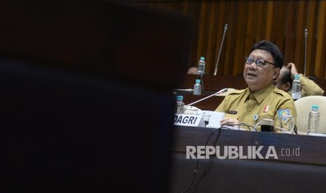 Menteri Dalam Negeri Tjahjo Kumolo mengikuti rapat kerja dengan Komisi II DPR di Gedung Nusantara, Kompleks Parlemen, Senayan, Jakarta, Senin (28/8). 